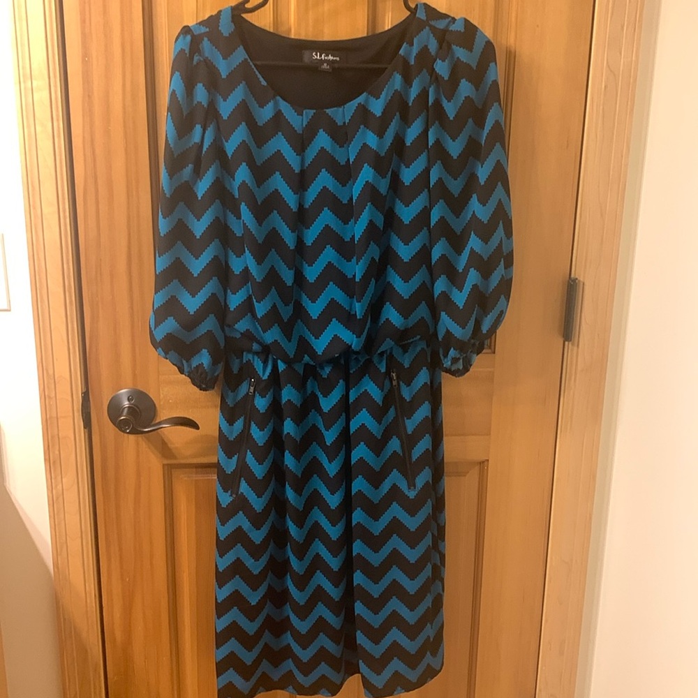 SL Fashions Elbow-Sleeve Chevron Blouson Dress